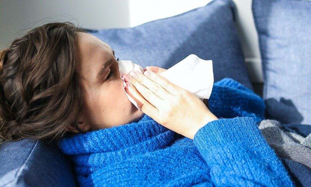 Viêm mũi dị ứng không có chu kỳ thường có triệu chứng hắt hơi, sổ mũi