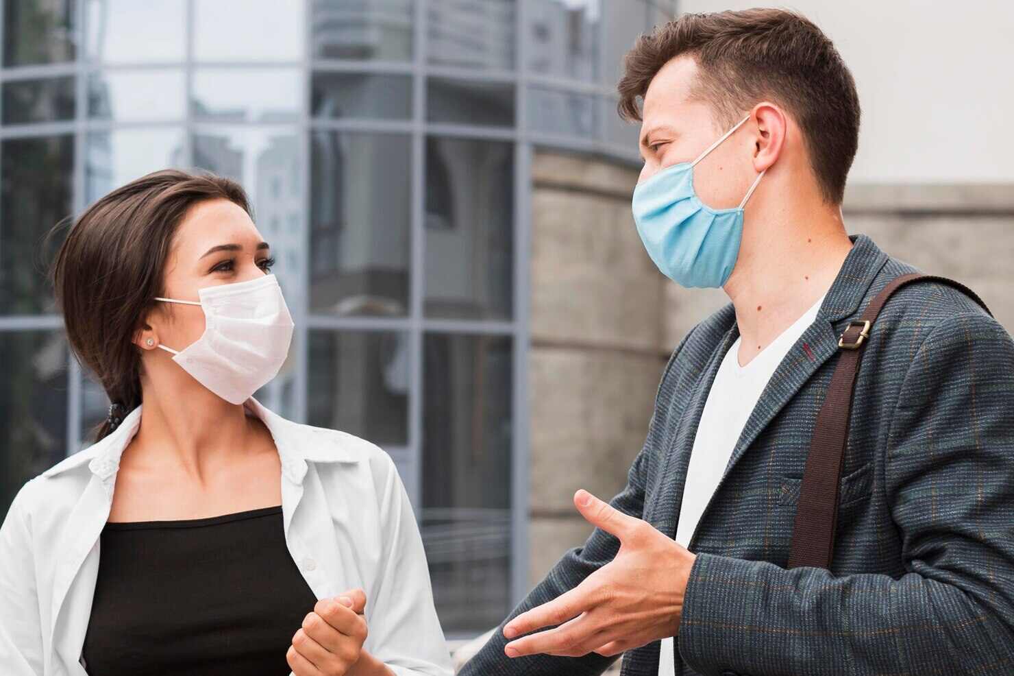 Đeo khẩu trang khi ra ngoài vào những ngày có chất lượng không khí thấp