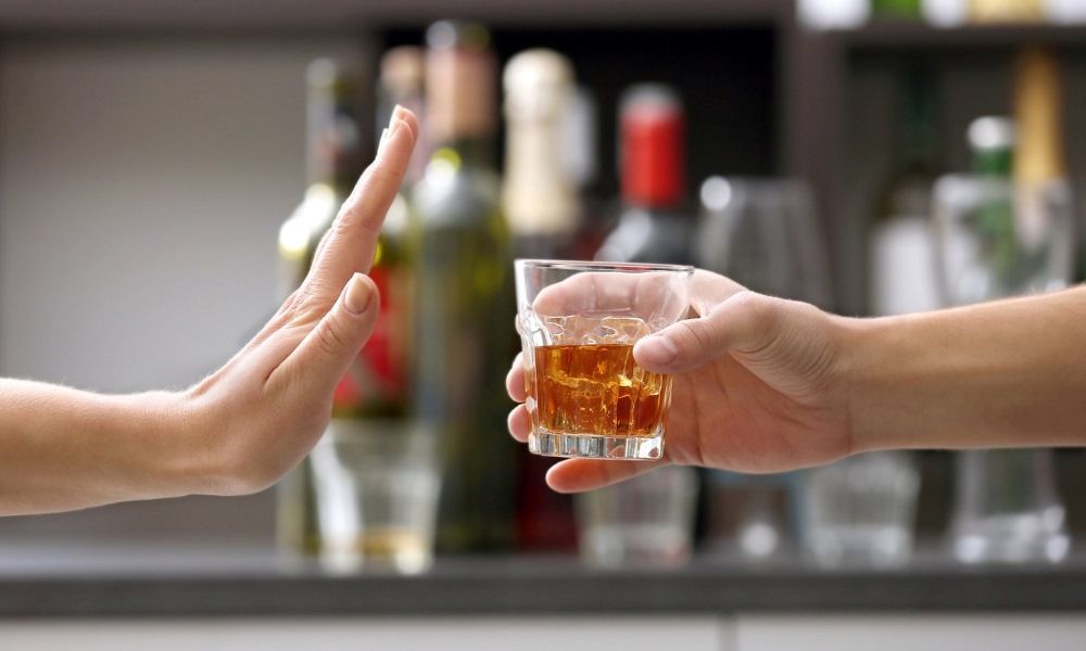 Người bệnh nên kiêng các thức uống có cồn để hạn chế nổi mề đay